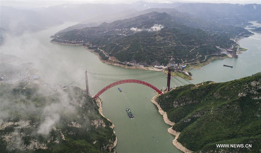 Chine : fermeture de l'arche principale d'un pont enjambant le Yangtsé
