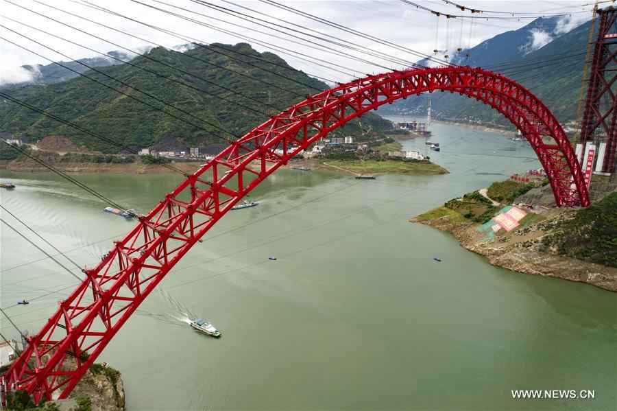 Chine : fermeture de l'arche principale d'un pont enjambant le Yangtsé