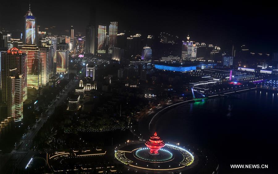 Chine : spectacle de lumières et de feux d'artifice à Qingdao