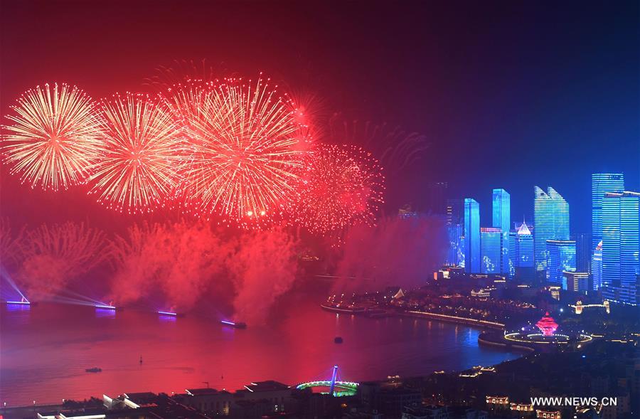 Chine : spectacle de lumières et de feux d'artifice à Qingdao