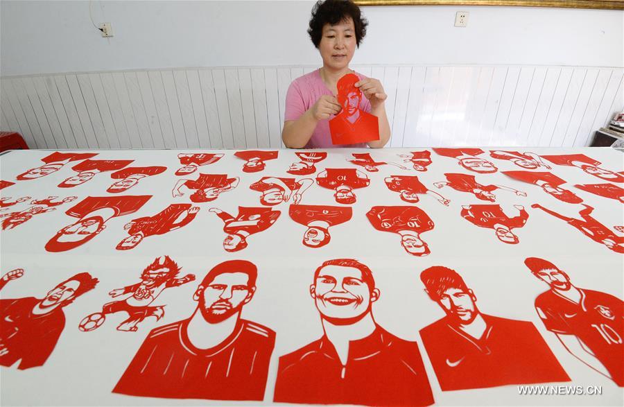 Chine : la Coupe du monde en papier découpé