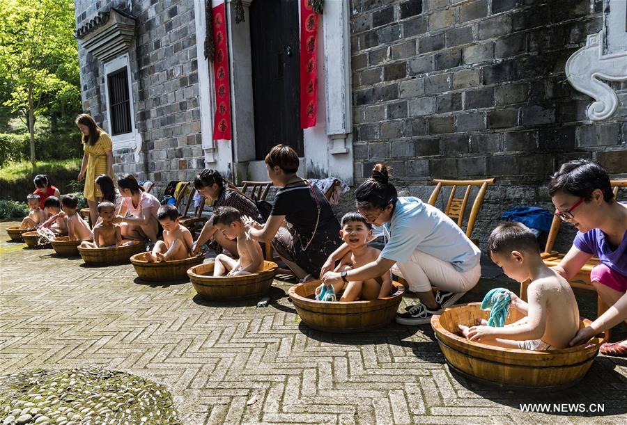 Chine : activités folkloriques à l'approche de la fête des bateaux-dragons