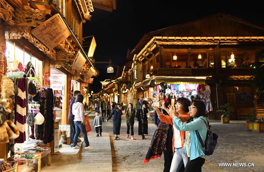 Chine : vue nocturne d'un ancien bourg 