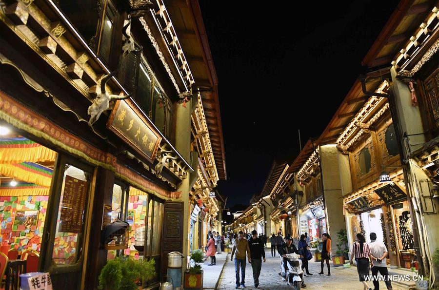 Chine : vue nocturne d'un ancien bourg 