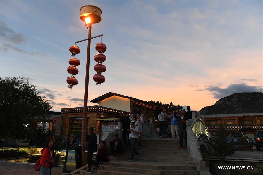 Chine : vue nocturne d'un ancien bourg 