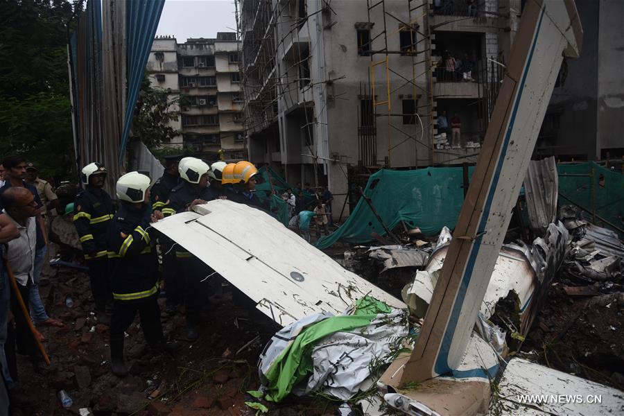 Cinq morts dans le crash d'un avion à Mumbai