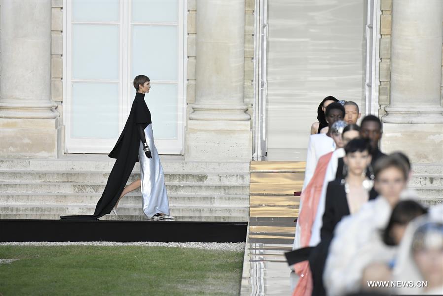 Défilé Givenchy haute-couture automne-hiver 2018-2019 à Paris