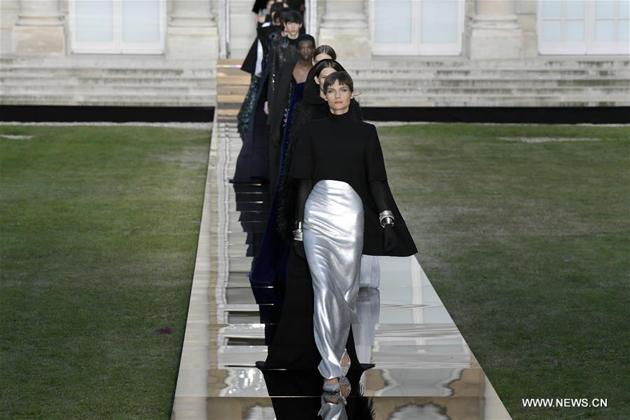 Défilé Givenchy haute-couture automne-hiver 2018-2019 à Paris