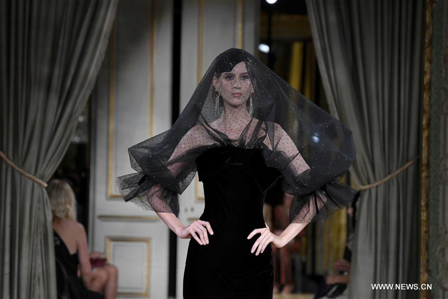 Défilé haute couture Armani automne-hiver 2018-2019 à Paris