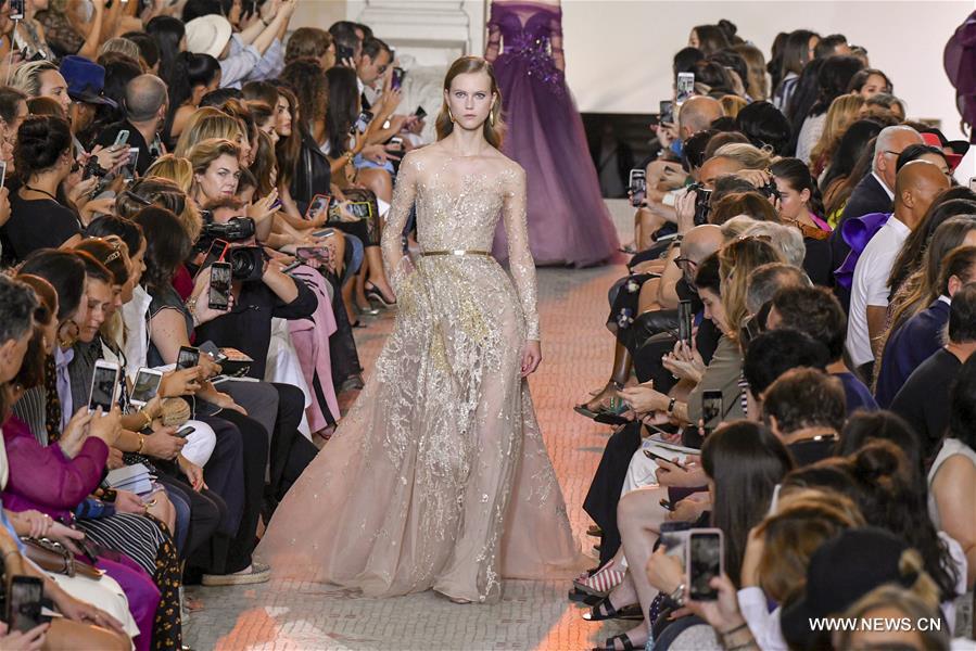 France : défilé de mode haute couture Elie Saab à Paris