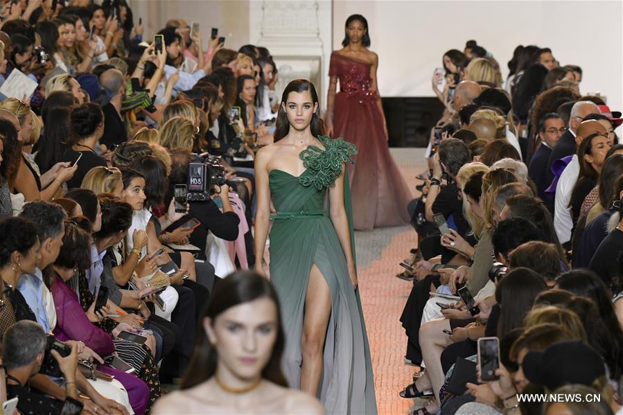 France : défilé de mode haute couture Elie Saab à Paris