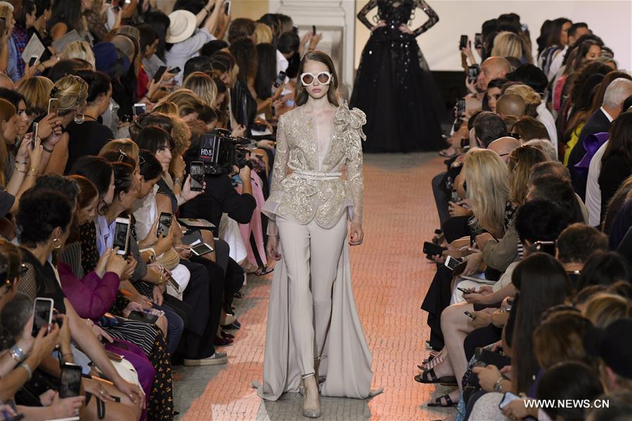 France : défilé de mode haute couture Elie Saab à Paris