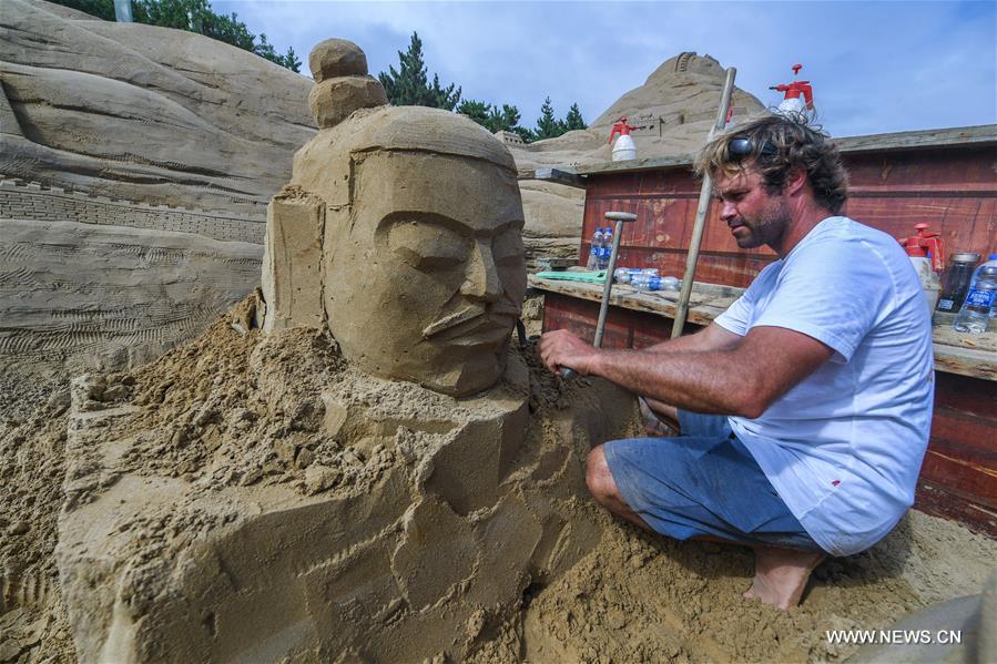 Chine : préparatifs pour le Festival international de sculptures sur sable de Zhoushan