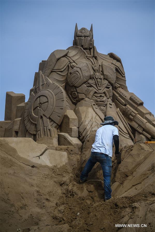 Chine : préparatifs pour le Festival international de sculptures sur sable de Zhoushan