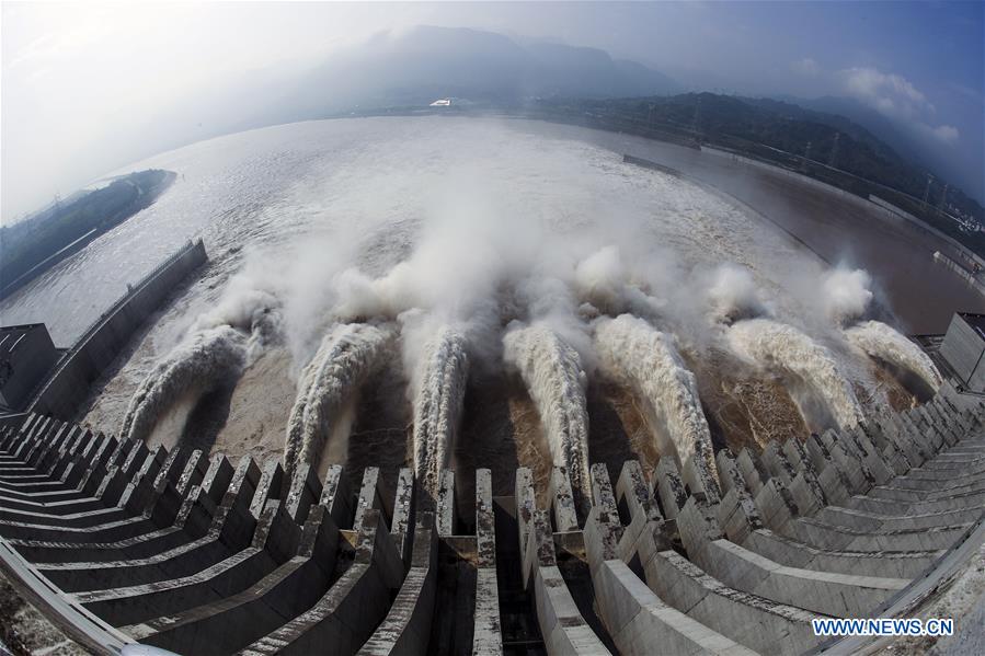 Chine : lâcher d'eau au barrage des Trois Gorges