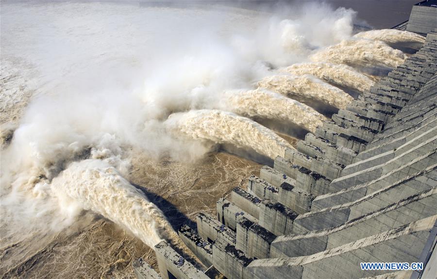 Chine : lâcher d'eau au barrage des Trois Gorges