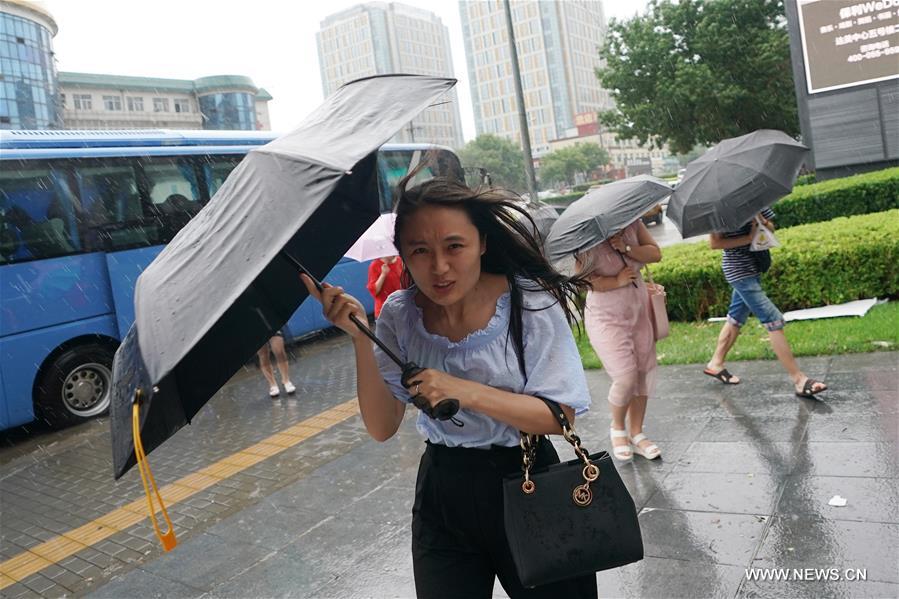 Le typhon Ampil apporte de fortes averses dans le nord de la Chine
