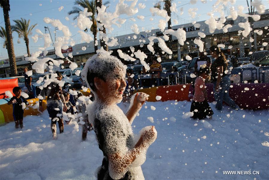 Israël : des enfants jouent dans de la mousse de savon