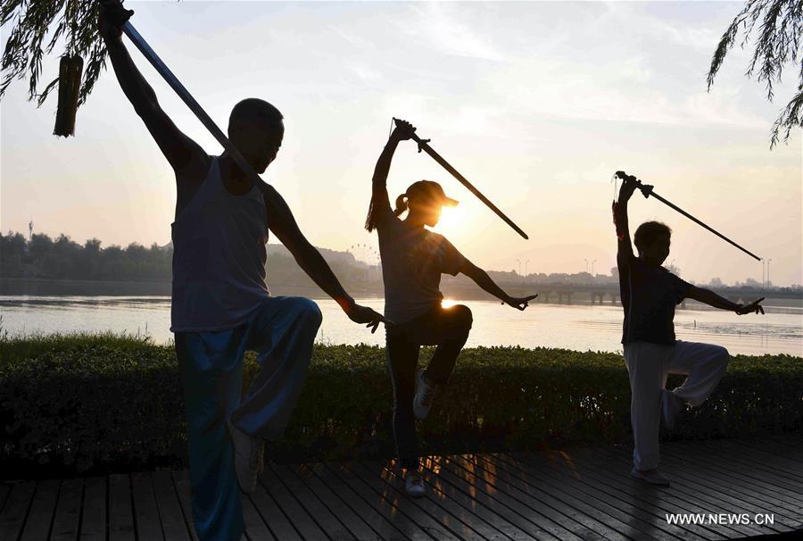 Exercices matinaux dans un parc dans l'est de la Chine