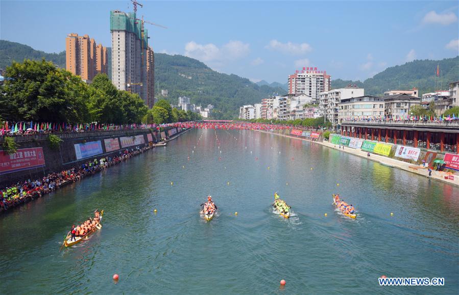Course de bateaux-dragons dans le centre de la Chine
