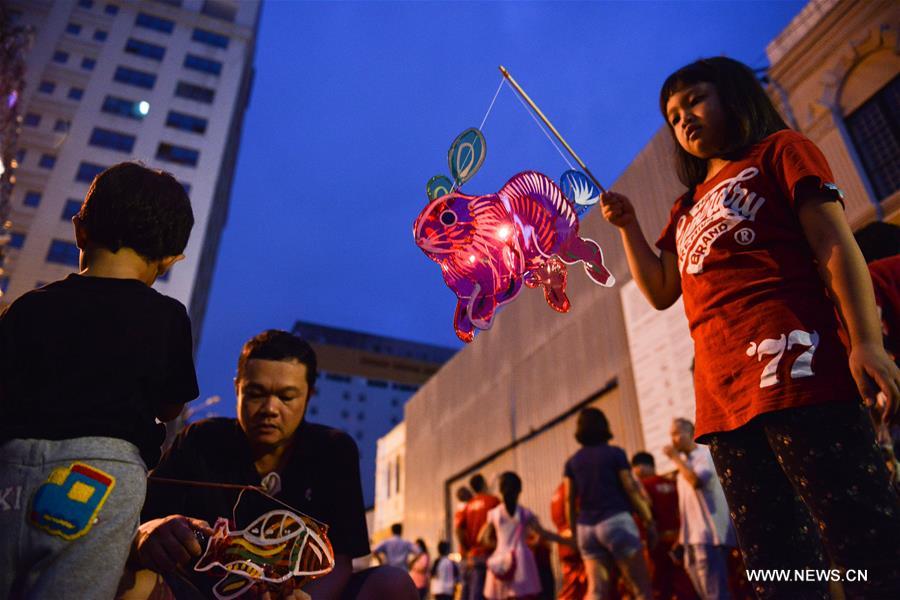 Malaisie : célébrations de la Fête de la lune à Kuala Lumpur