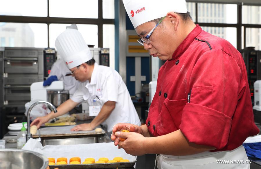 Chine : concours de gâteaux de lune à Shanghai