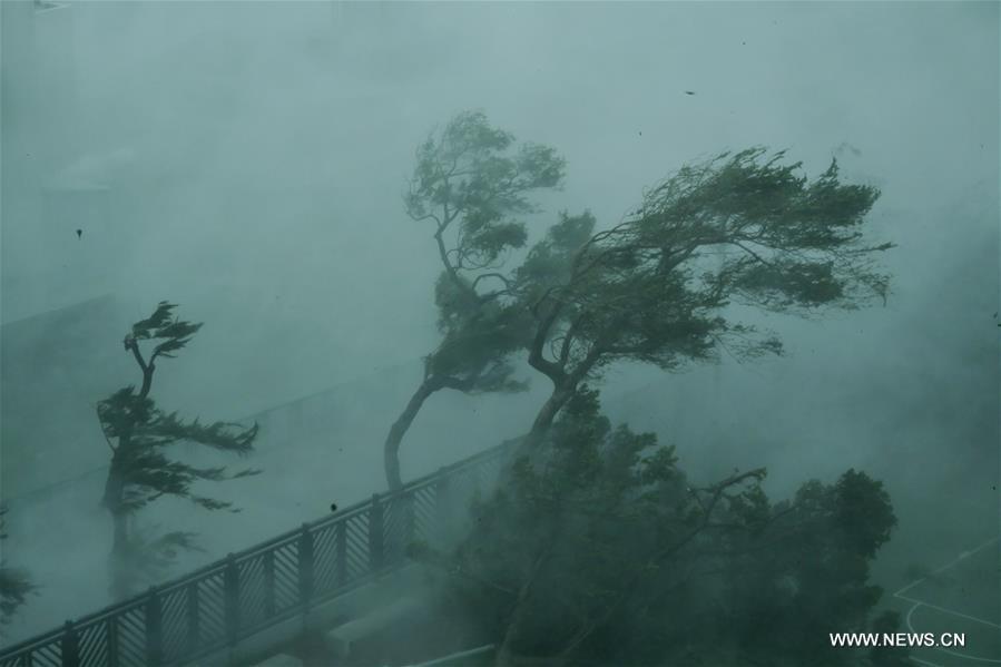 Le typhon Mangkhut frappe le sud de la Chine