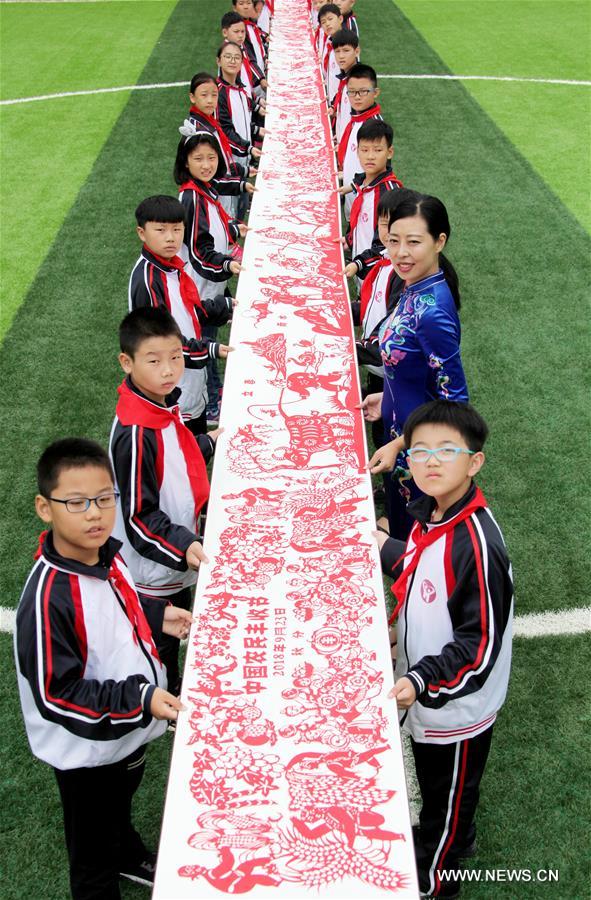 Chine : une oeuvre en papier découpé de 2.018 cm de long 