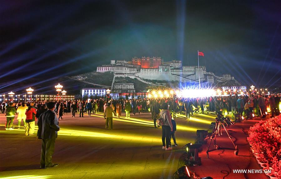 Tibet : spectacle de lumières thématique devant le Palais du Potala