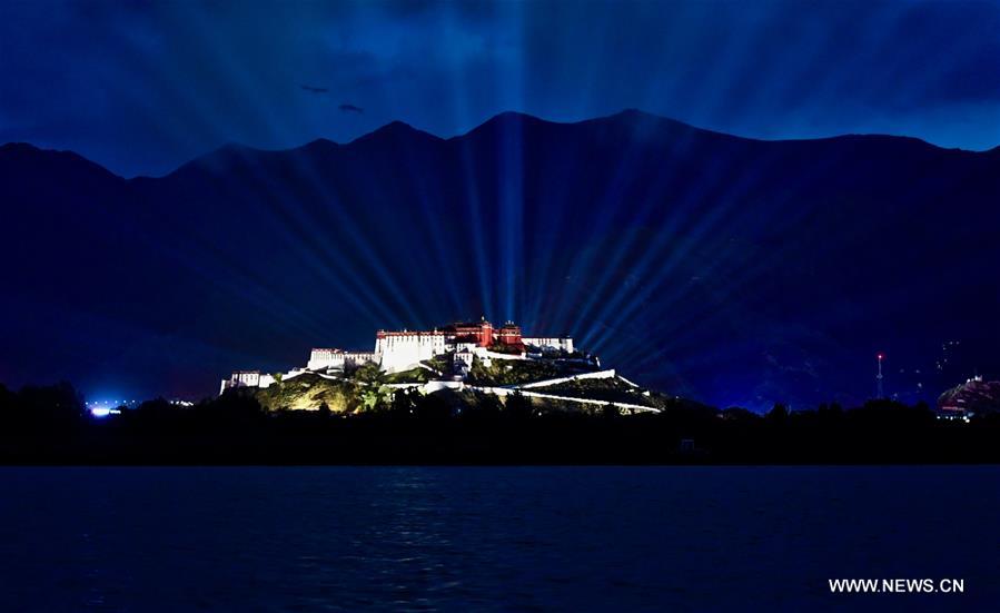 Tibet : spectacle de lumières thématique devant le Palais du Potala