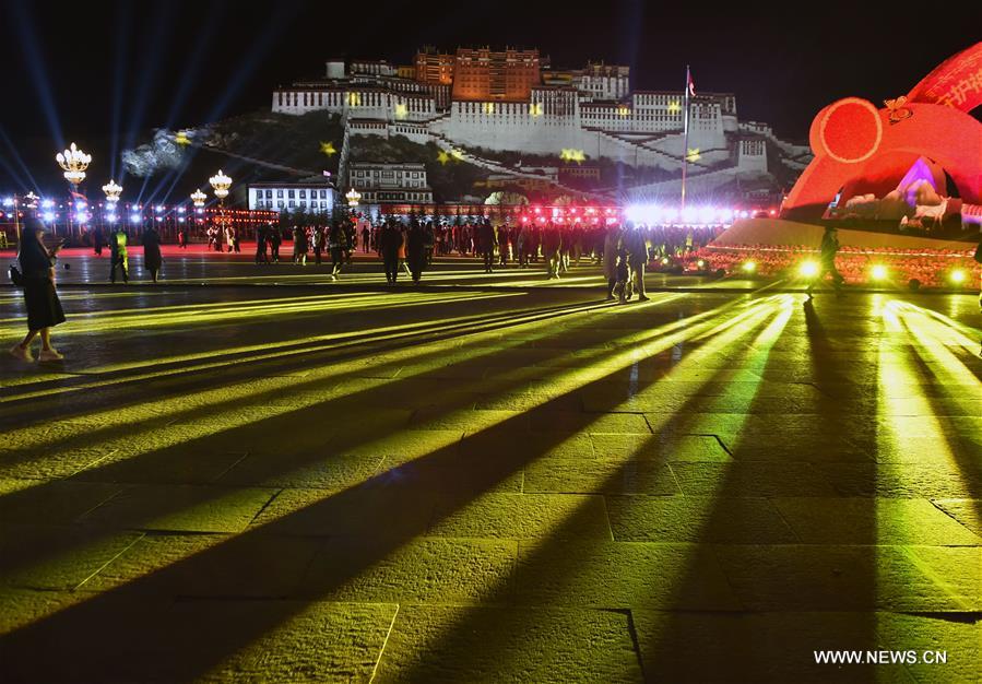 Tibet : spectacle de lumières thématique devant le Palais du Potala