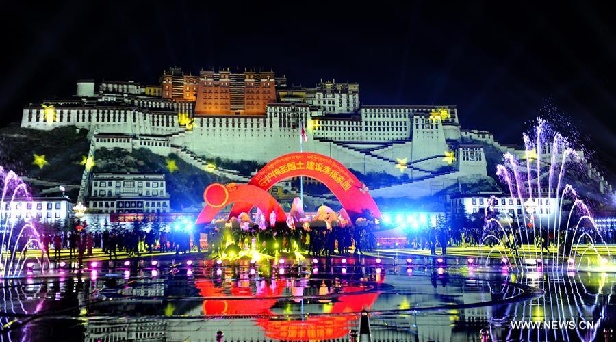 Tibet : spectacle de lumières thématique devant le Palais du Potala