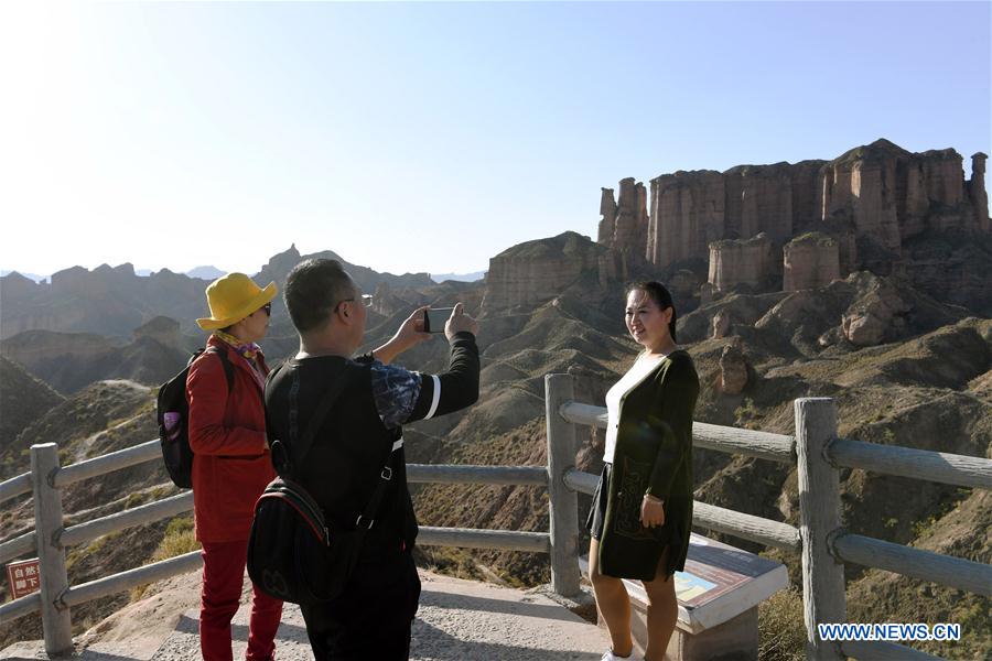 Chine : paysage des reliefs de Danxia dans le nord-ouest