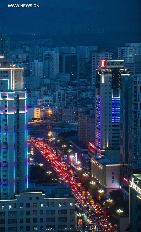 Chine : vue nocturne d'Urumqi