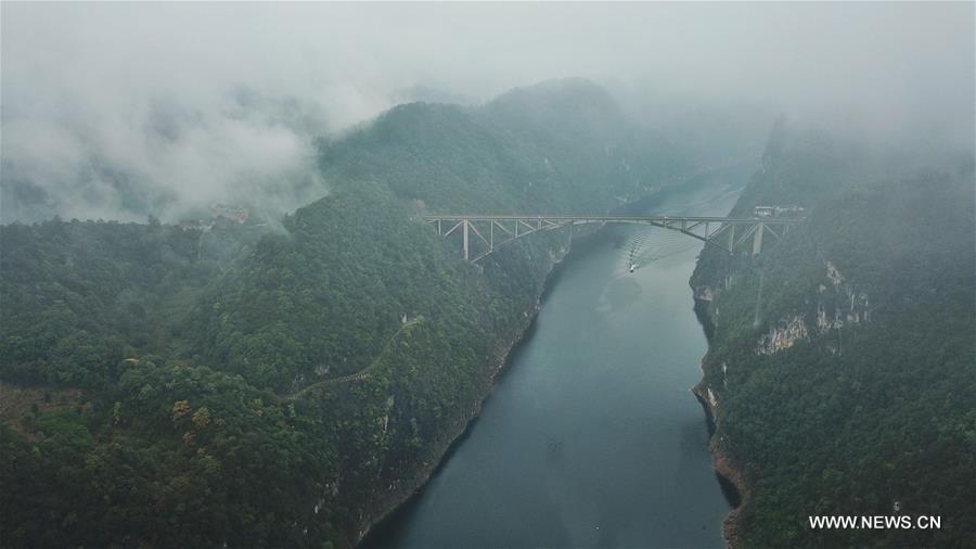 Chine : pont sur la rivière Jiangjie au Guizhou