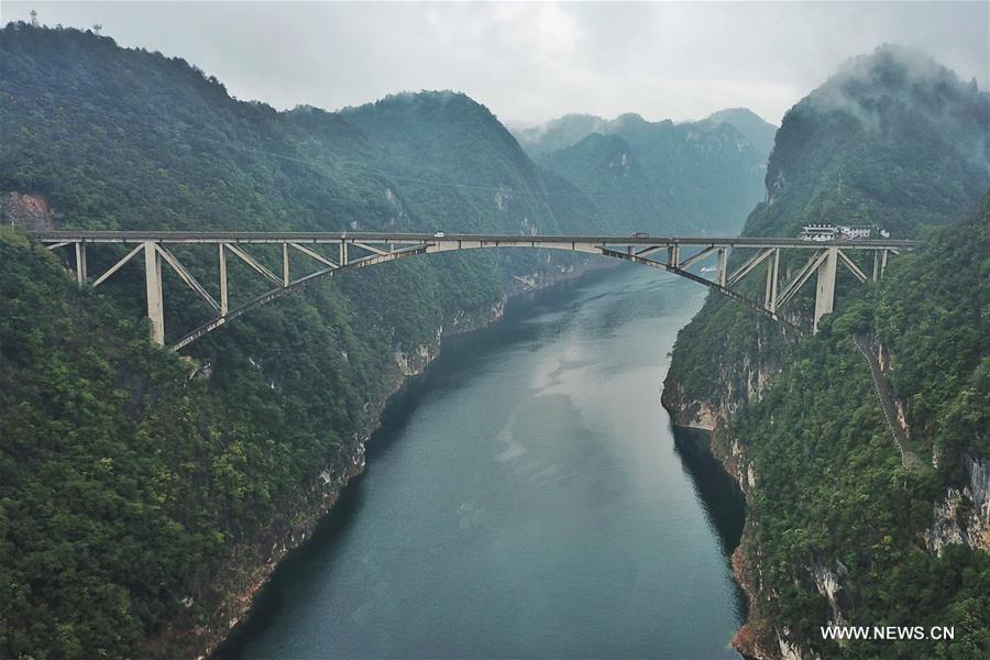 Chine : pont sur la rivière Jiangjie au Guizhou