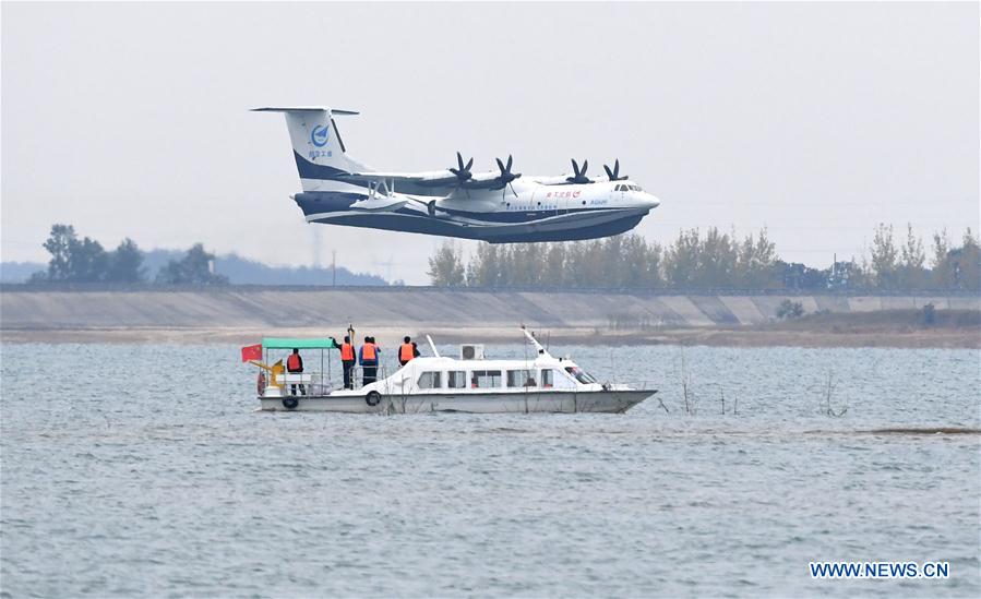 Premier déjaugeage de l'avion amphibie chinois AG600