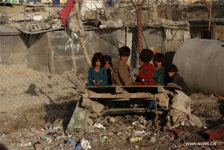 Des enfants dans un camp de réfugiés à Kaboul
