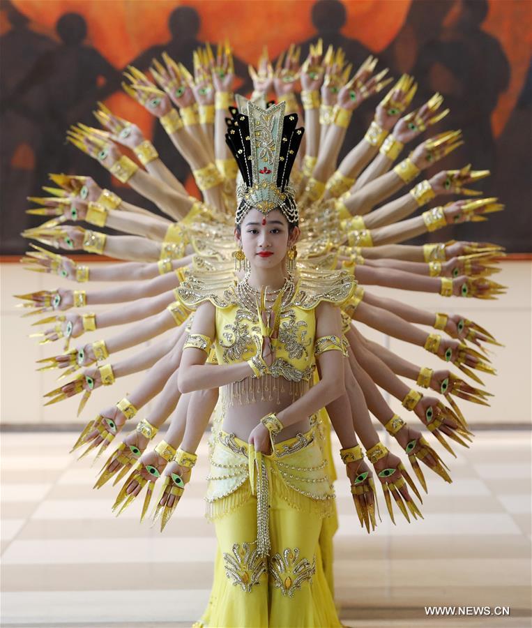 Des artistes chinoises handicapées interprètent la danse du Bodhisattva aux Mille Mains au siège de l'ONU