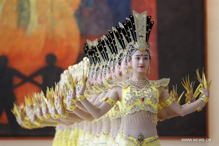 Des artistes chinoises handicapées interprètent la danse du Bodhisattva aux Mille Mains au siège de l'ONU