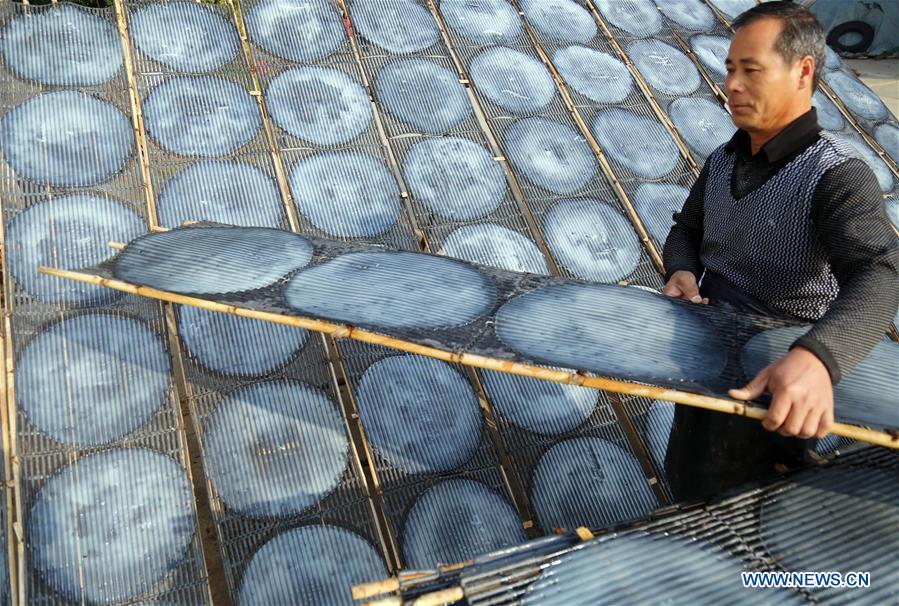 Chine : paysan séchant de la gelée d'amidon de patate douce 