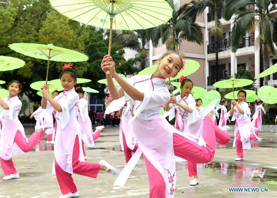 Chine : danse folklorique interprétée par des écoliers au Guangxi