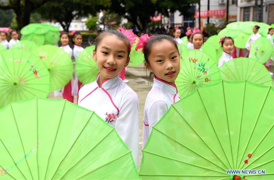 Chine : danse folklorique interprétée par des écoliers au Guangxi