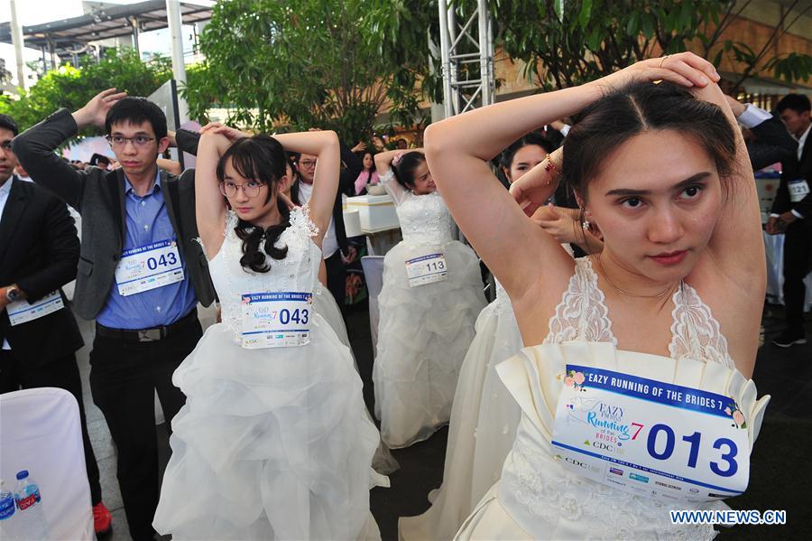 Thaïlande : course en robes de mariée à Bangkok