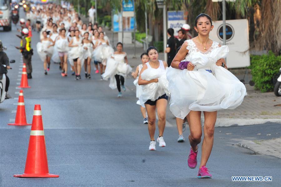 Thaïlande : course en robes de mariée à Bangkok