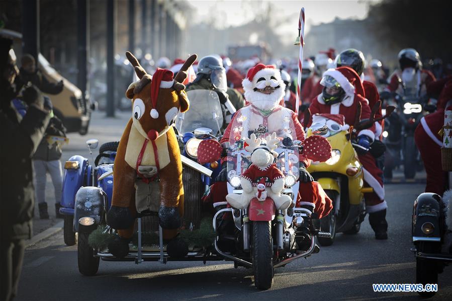 Pologne : défilé de motards déguisés en Père Noël à Varsovie