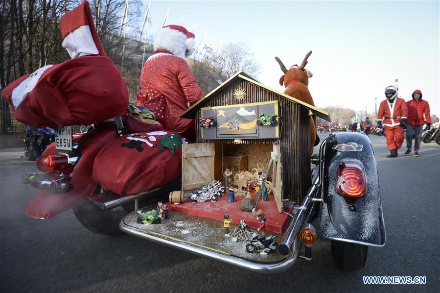 Pologne : défilé de motards déguisés en Père Noël à Varsovie