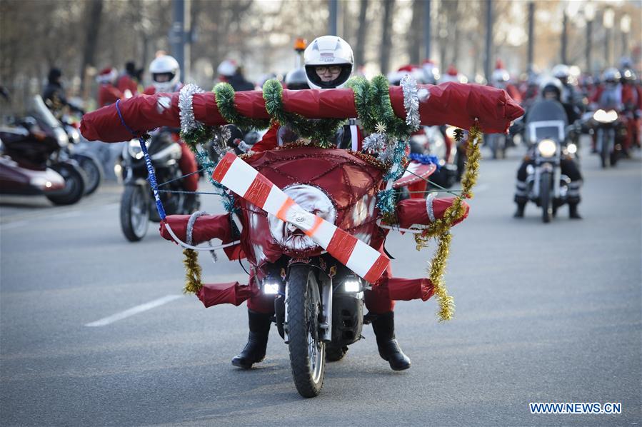 Pologne : défilé de motards déguisés en Père Noël à Varsovie