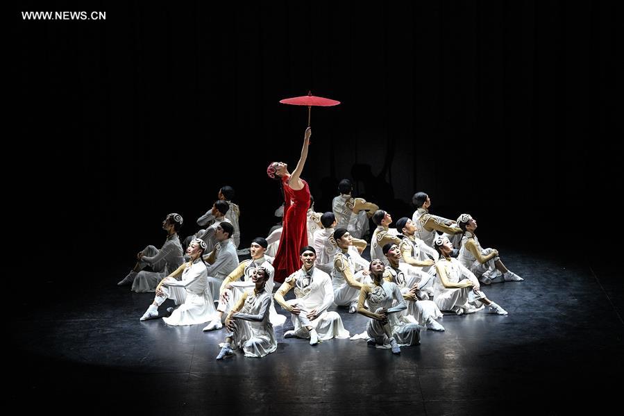 Chili : des danseurs chinois en représentation à Santiago