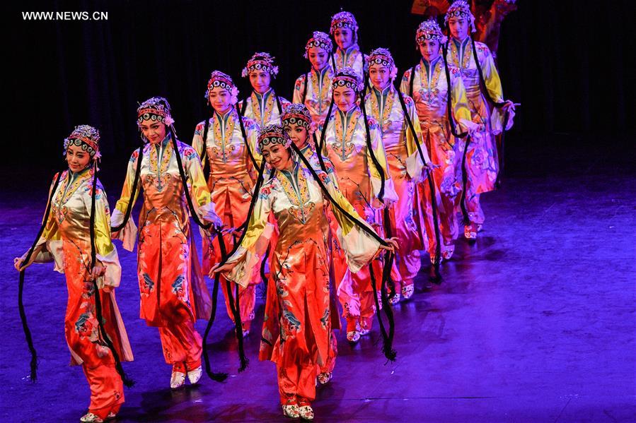 Chili : des danseurs chinois en représentation à Santiago